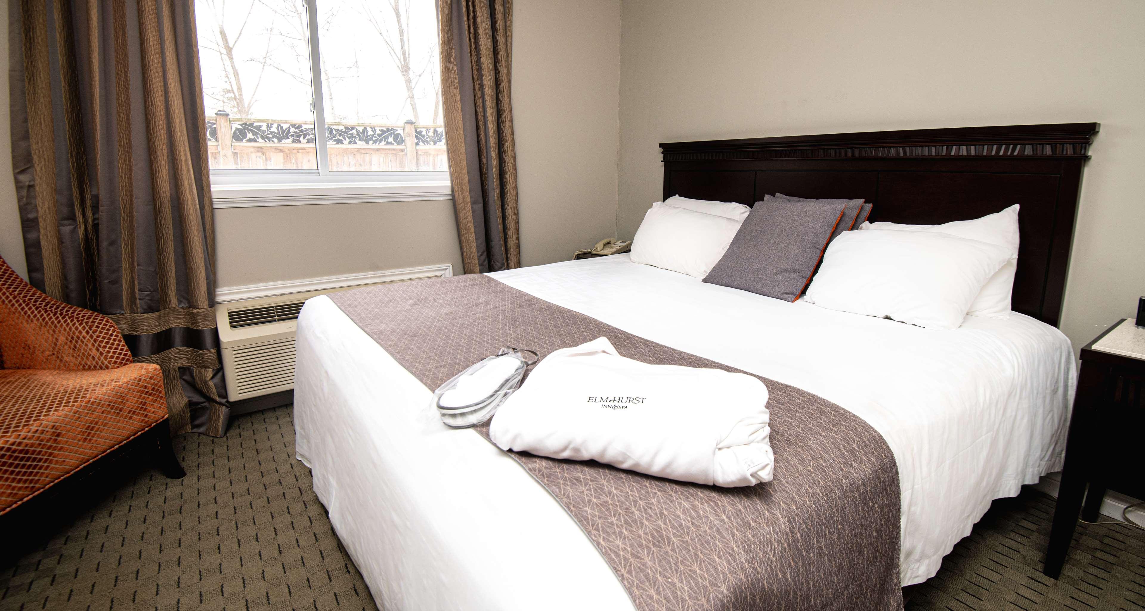 Room, King Bed, Partial View, Hot Tub