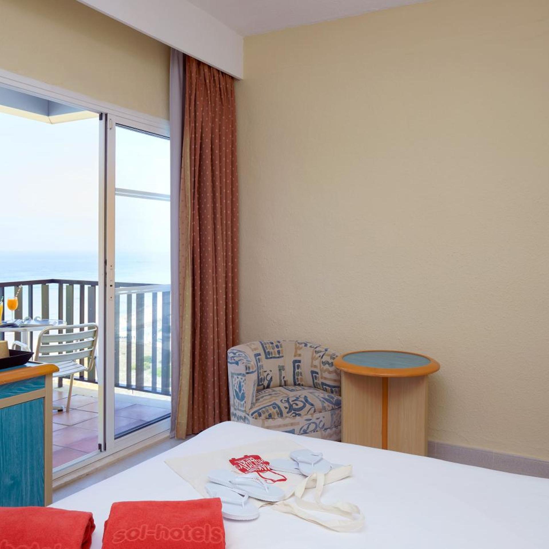Room, Double or Twin Bed, Sea Front