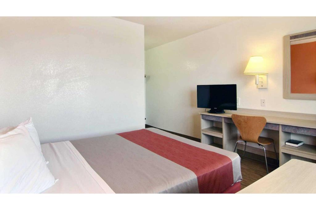 غرفة بسرير كينج، Motel6 Fort Stockton, TX 4/7