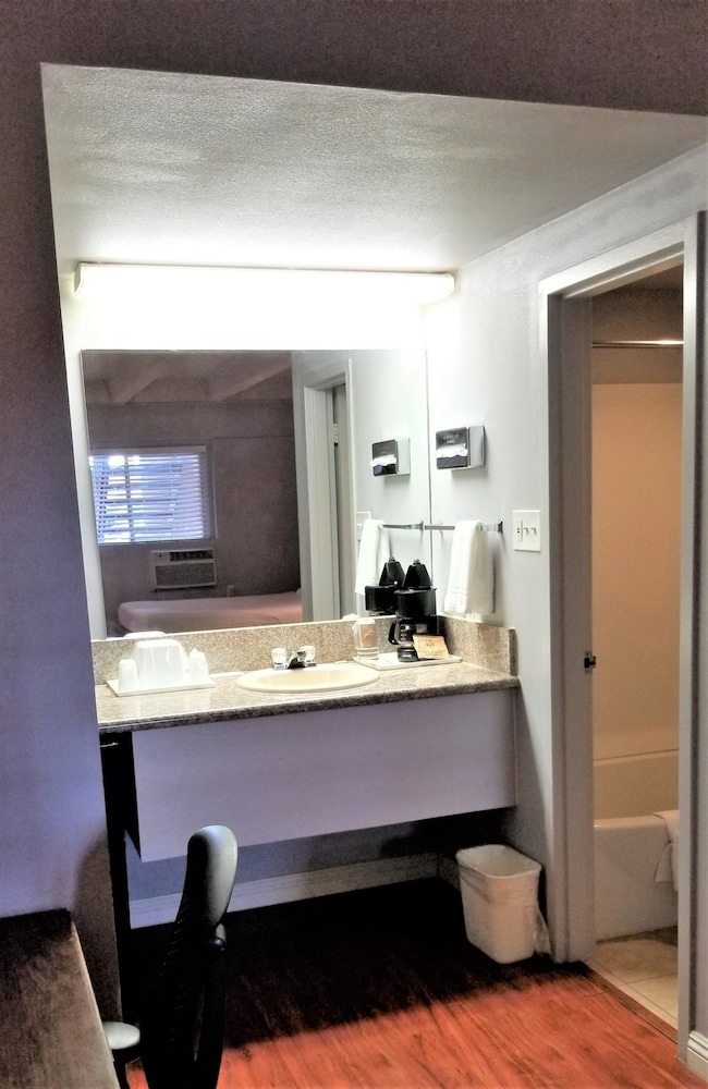 Santa Fe Inn Pueblo 4/31