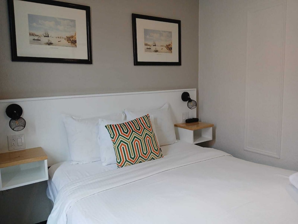 STANDARD, QUEEN BED