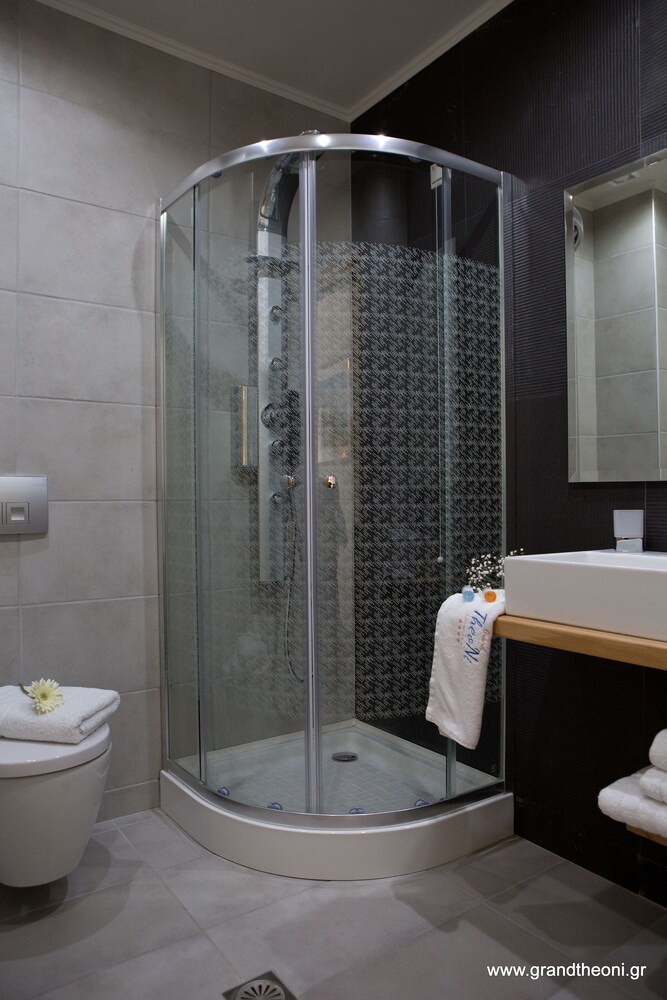 دوبلكس اقتصادي بسرير مزدوج مع أريكة، Grand Theoni Hotel Suites And Spa 3/3