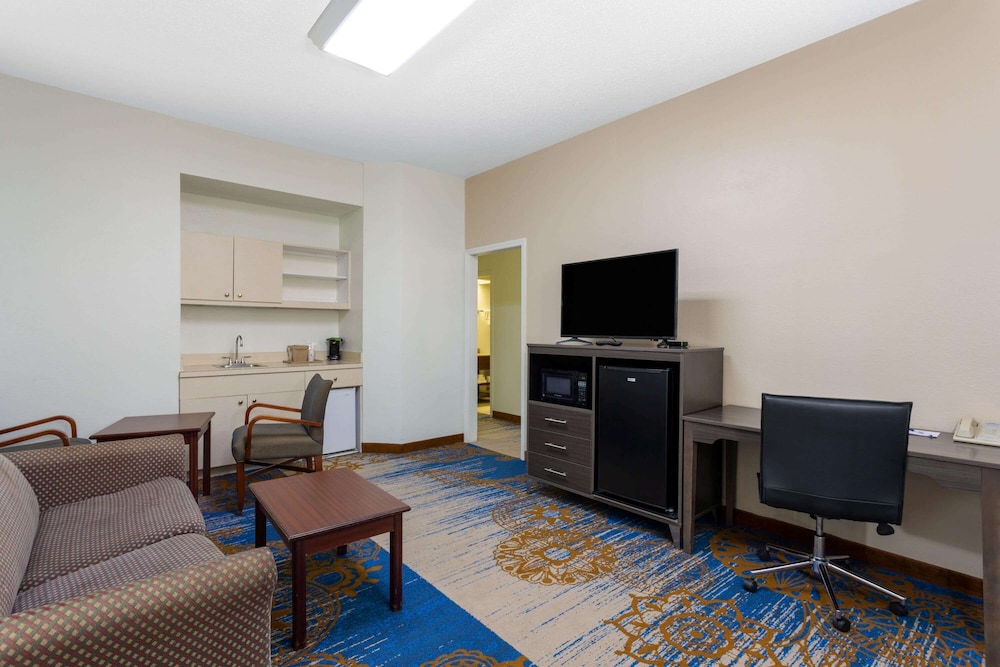 Baymont by Wyndham Tallahassee 33/50