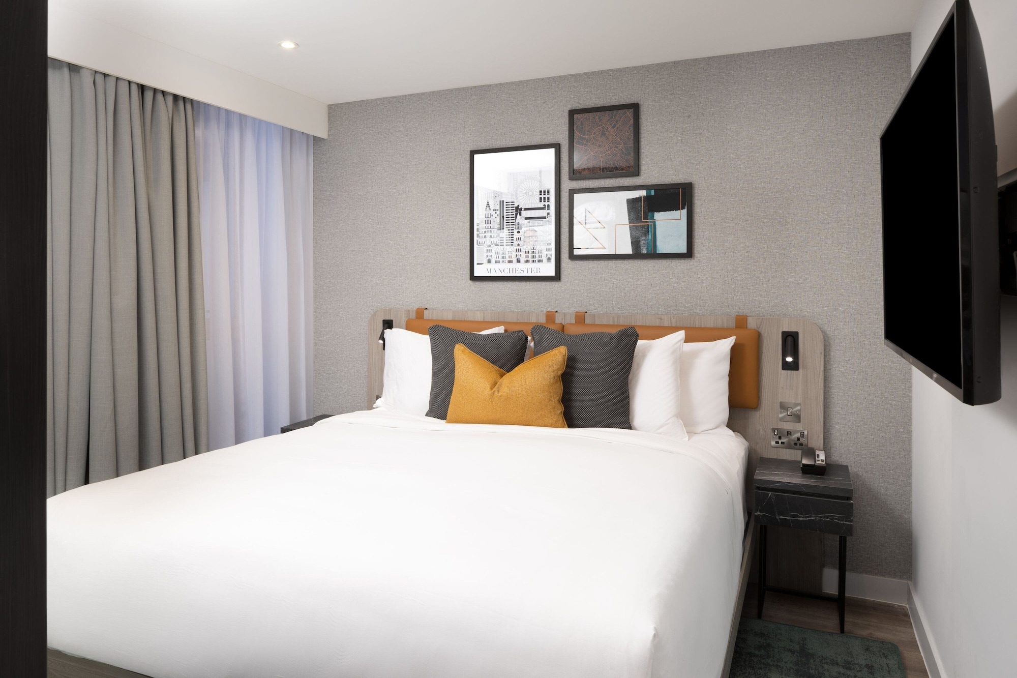 1 BEDROOM, SUITE