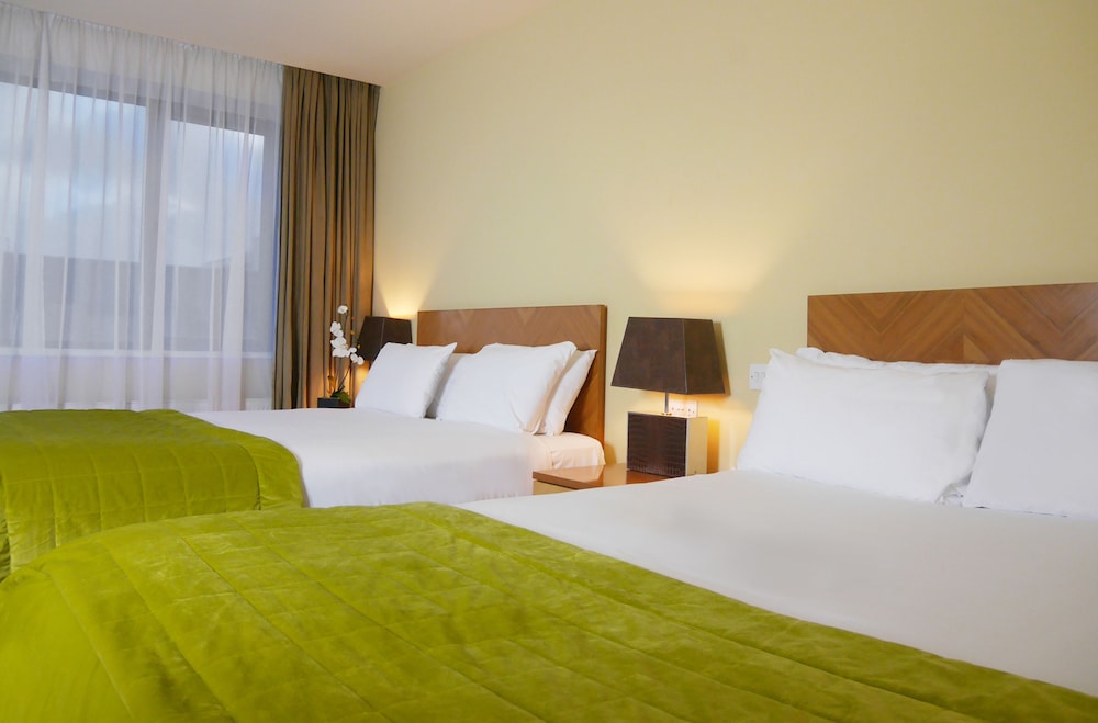 ROOM, QUADRUPLE