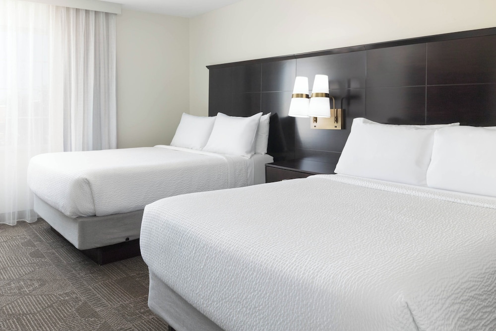 جناح بسريرين كوين بغرفة نوم واحدة مع أريكة بمطبخ، Staybridge Suites Phoenix - Chandler 3/10
