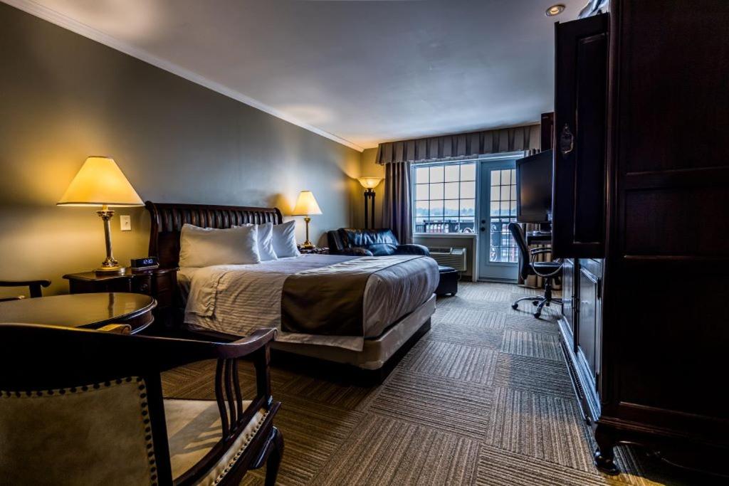 Superior, Queen Bed, Partial Lake View، St Christophe Hotel Spa Ascend Hotel Collection 6/6