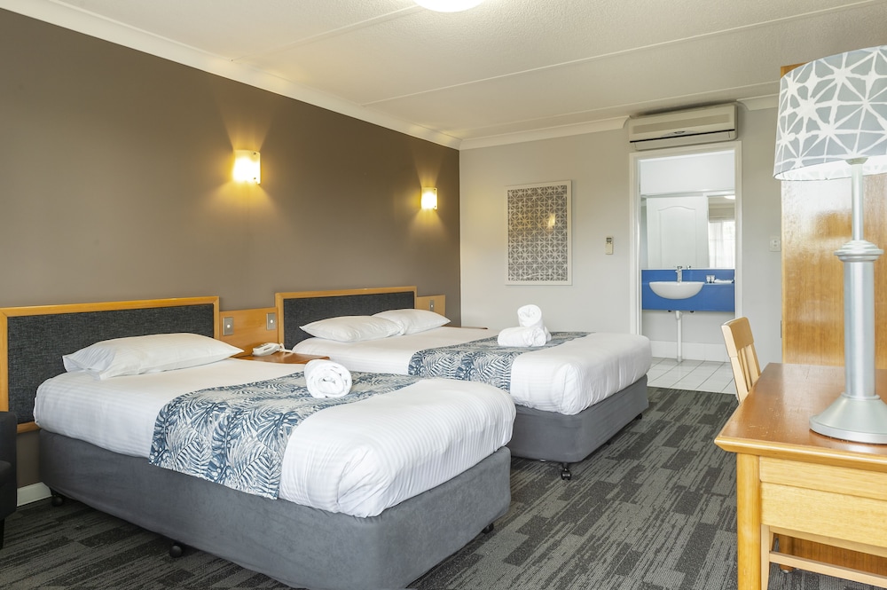 IPSWICH COUNTRY MOTEL 8/49