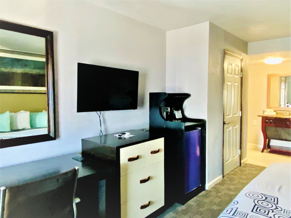 R Nite Star Inn & Suite 36/65
