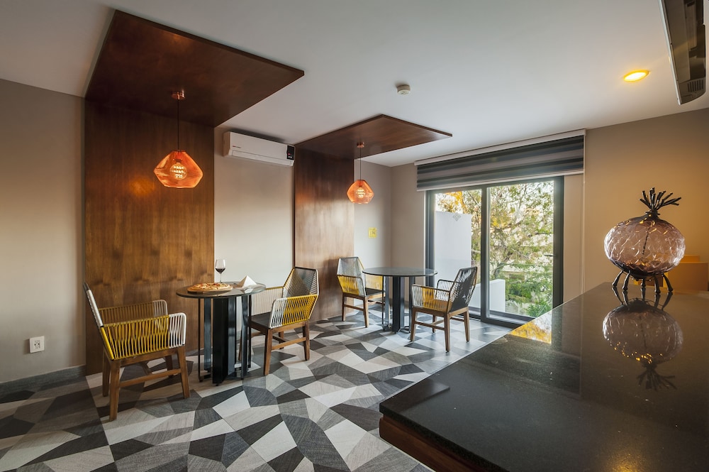 First Class Hotel 43/68