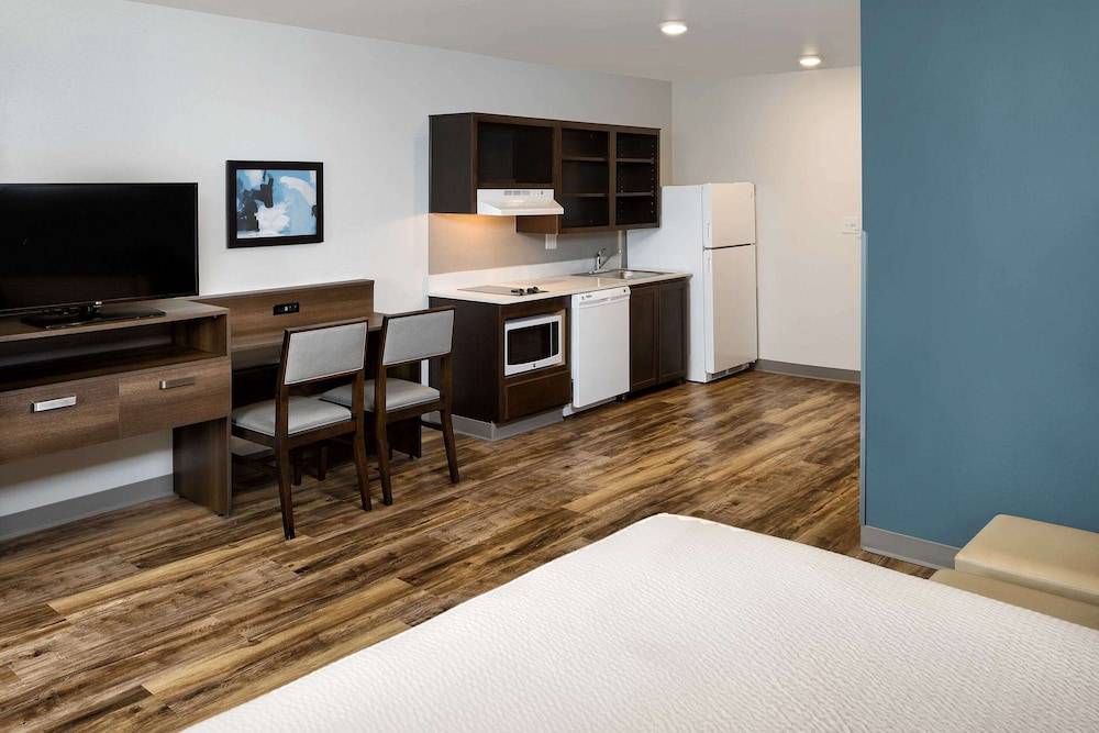 WoodSpring Suites Houston IAH Airport 23/48