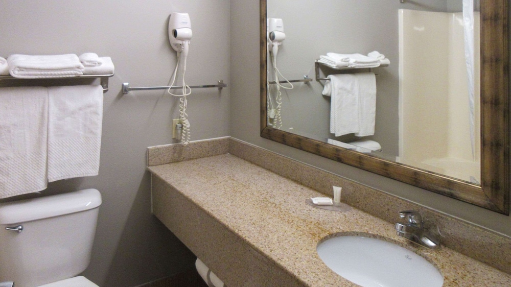 Clarion Pointe Evansville North 9/35
