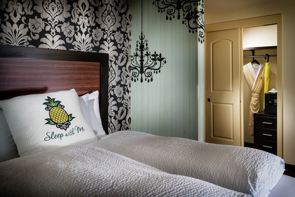 Staypineapple At The Maxwell Hotel 9/50