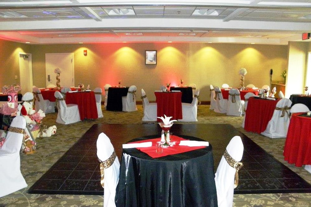 Holiday Inn Hotel & Suites Beckley 48/58