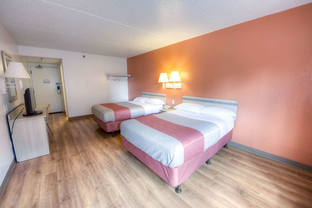 Motel6 Branford, CT - New Haven 33/58