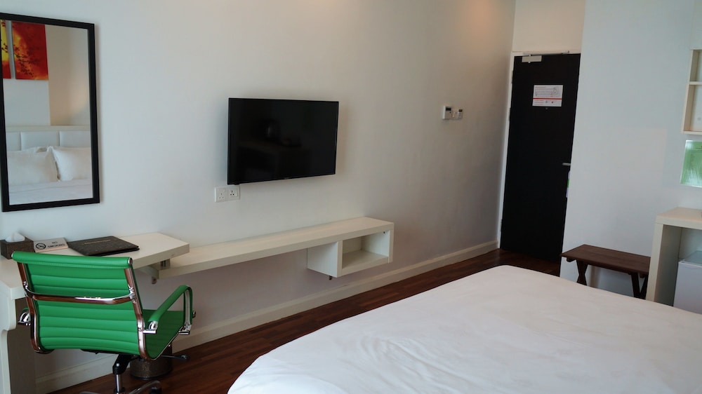 PINE GARDEN HOTEL 13/37