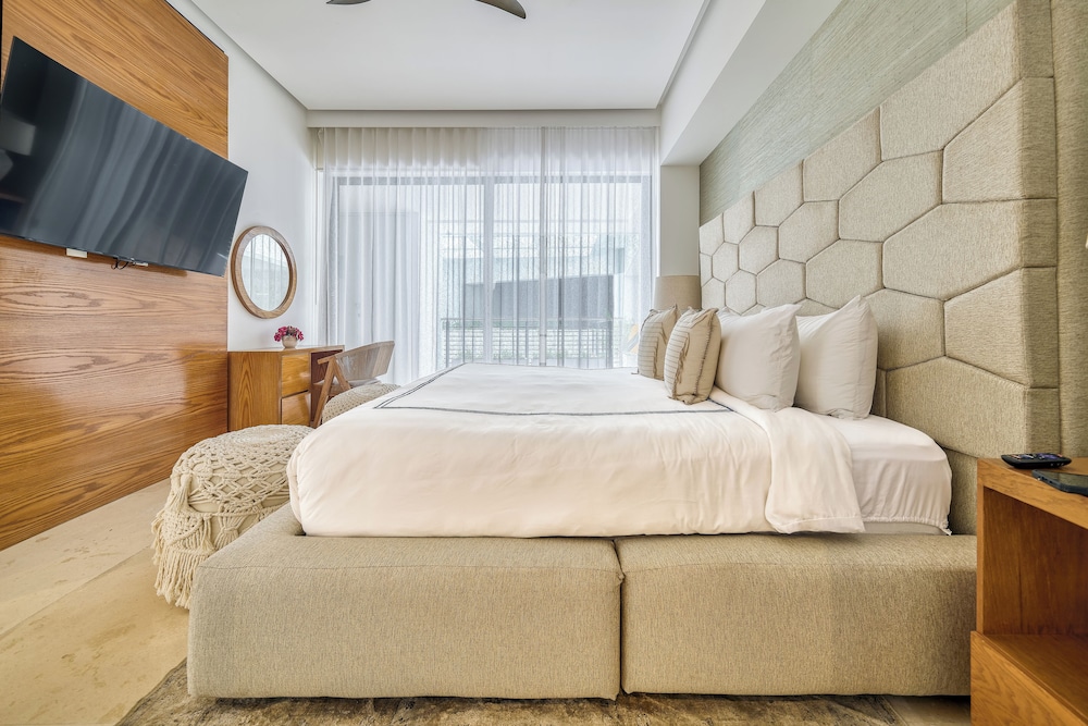 1 BEDROOM, DELUXE, SUITE