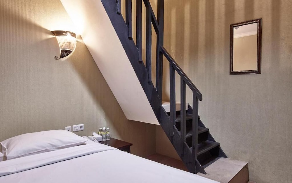 Twins Hotel Manggadua 39/65