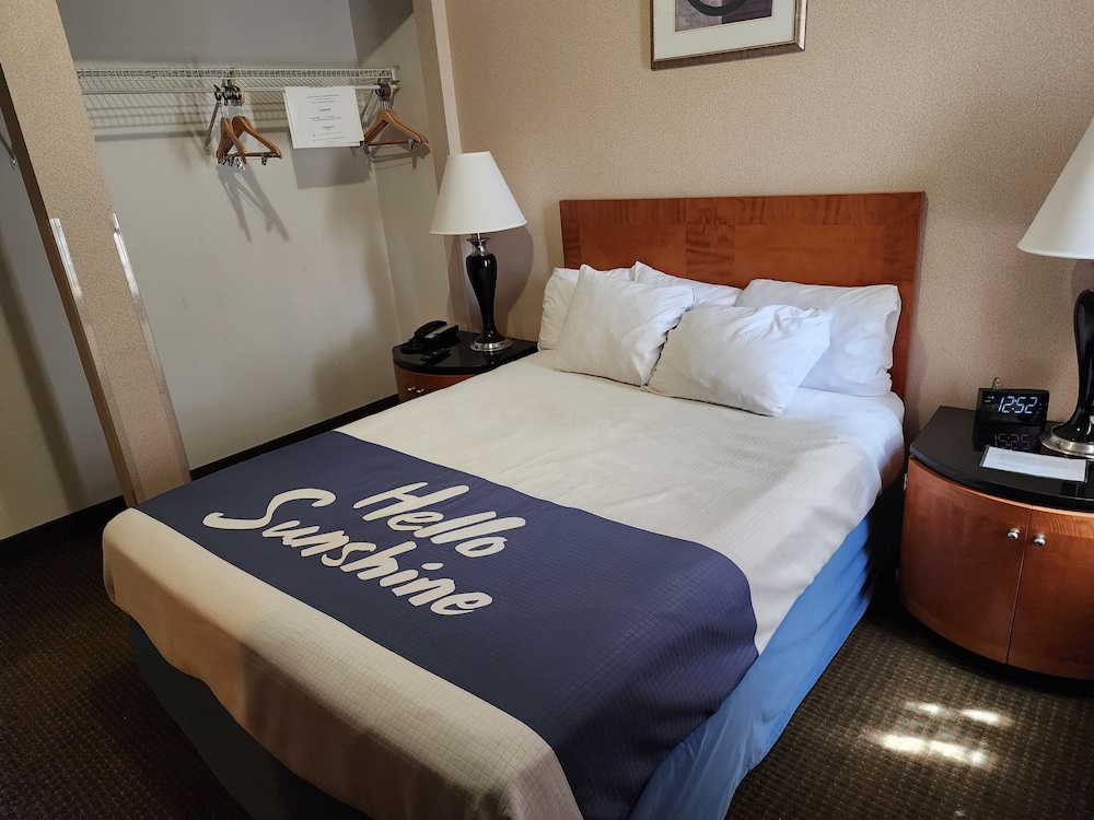 Suite, Queen Bed, Sofa, Hot Tub, Kitchen