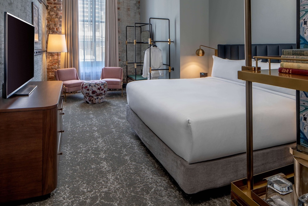 DELUXE, KING BED