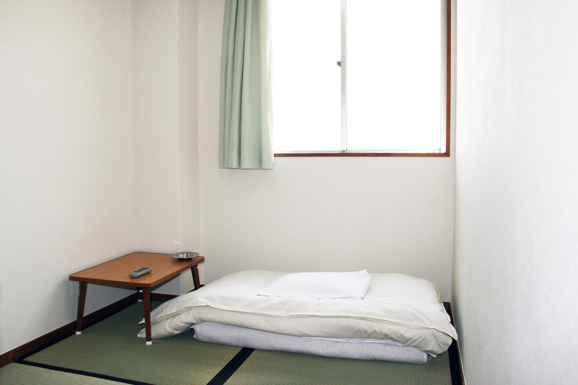 JAPANESE, SINGLE, SHARED BATHROOM, SMOKING