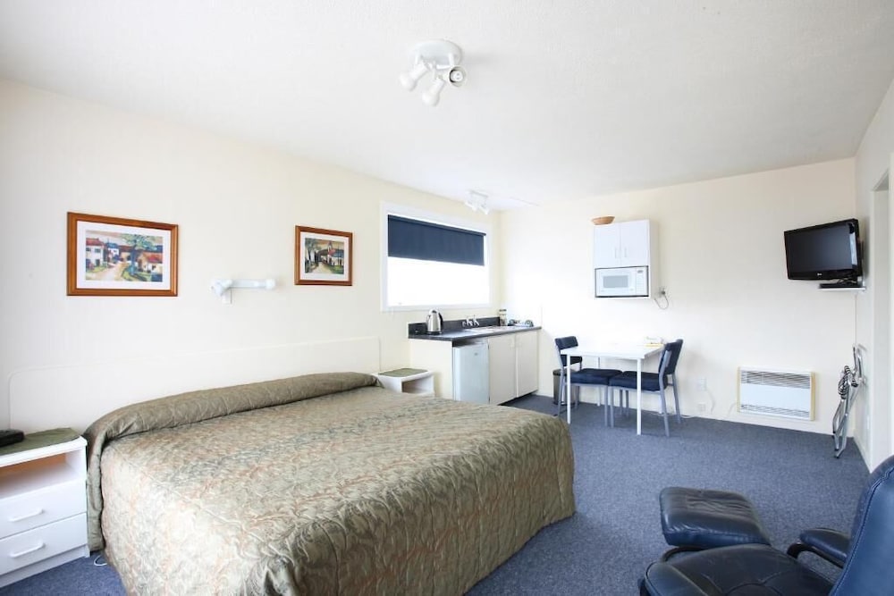 Queens Park Motels 26/60
