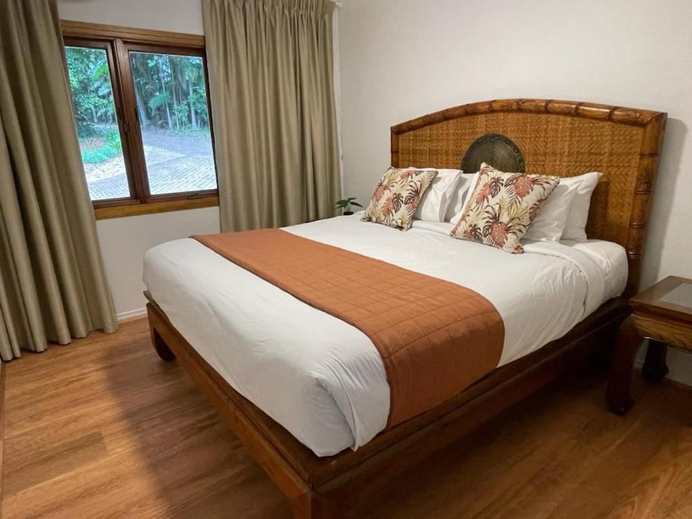 PETHERS RAINFOREST RETREAT 9/50