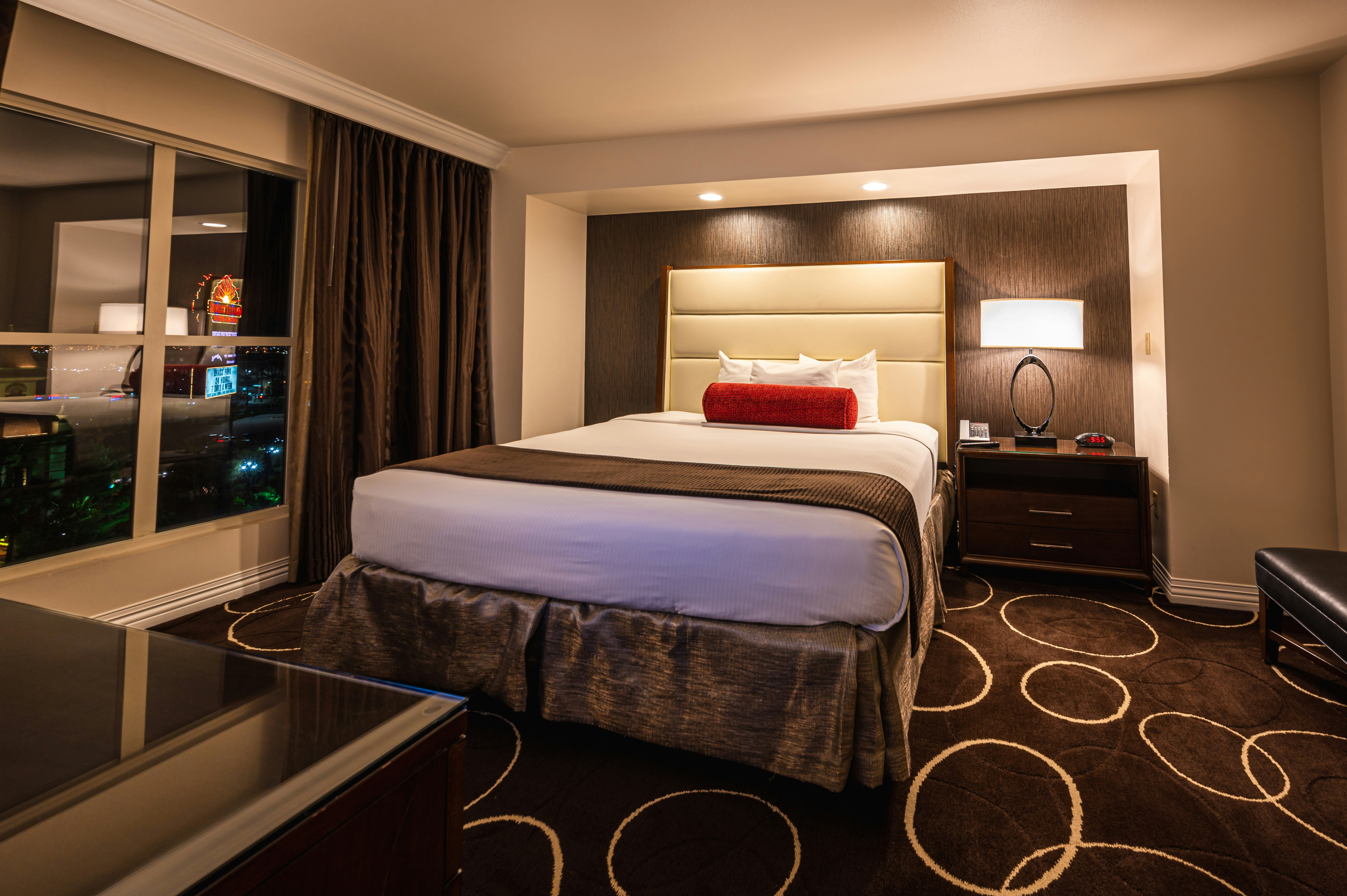 SIGNATURE, SUITE, KING BED