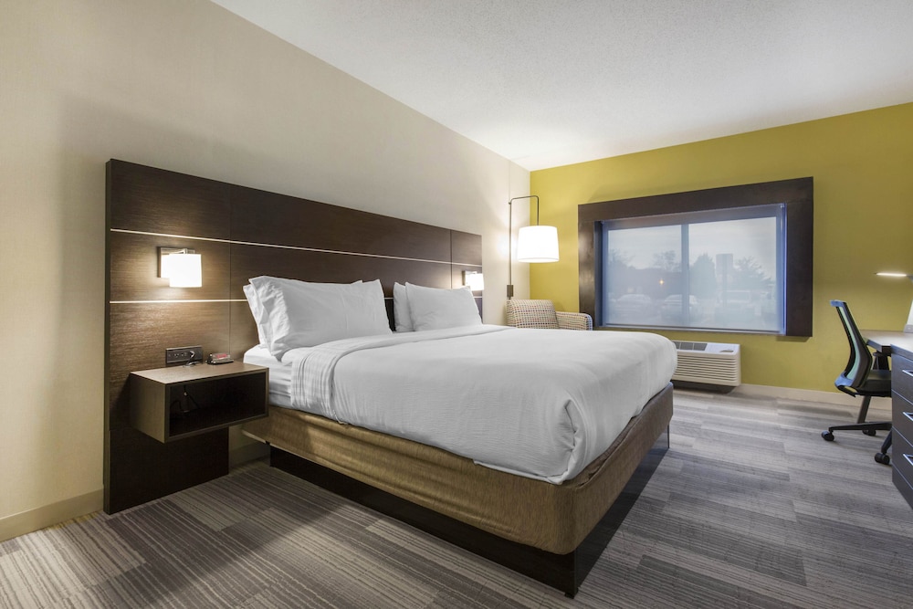 Holiday Inn Express and Suites Chicago West St Charles an IHG Hotel 10/72
