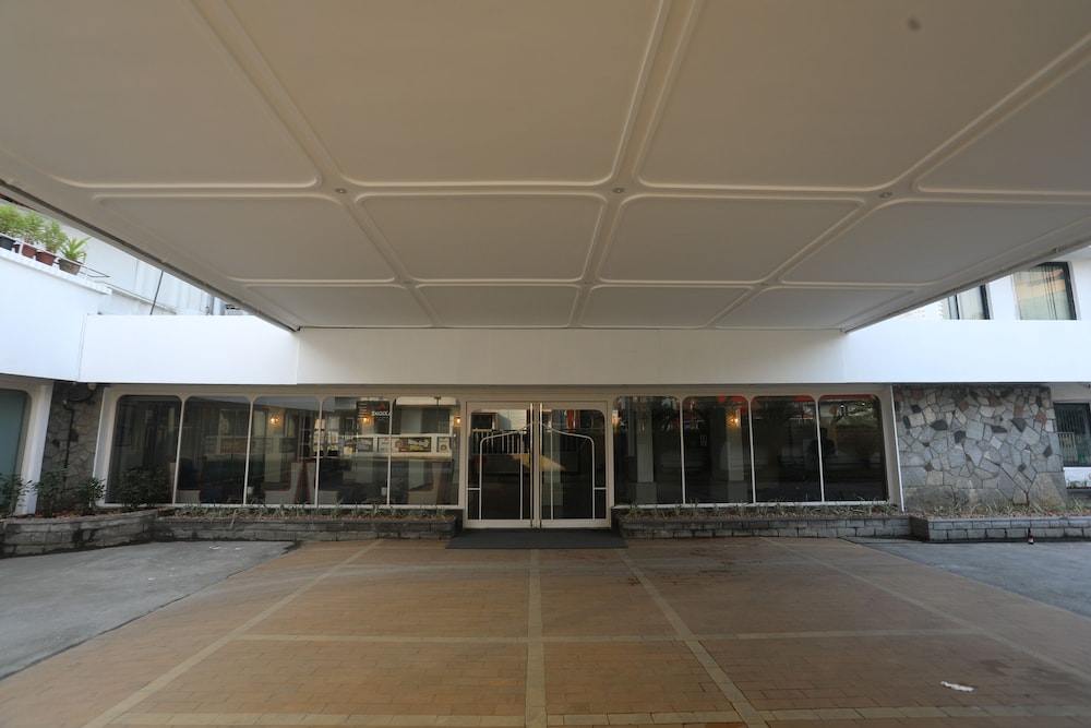 THE INTERNATIONAL HOTEL 4/40