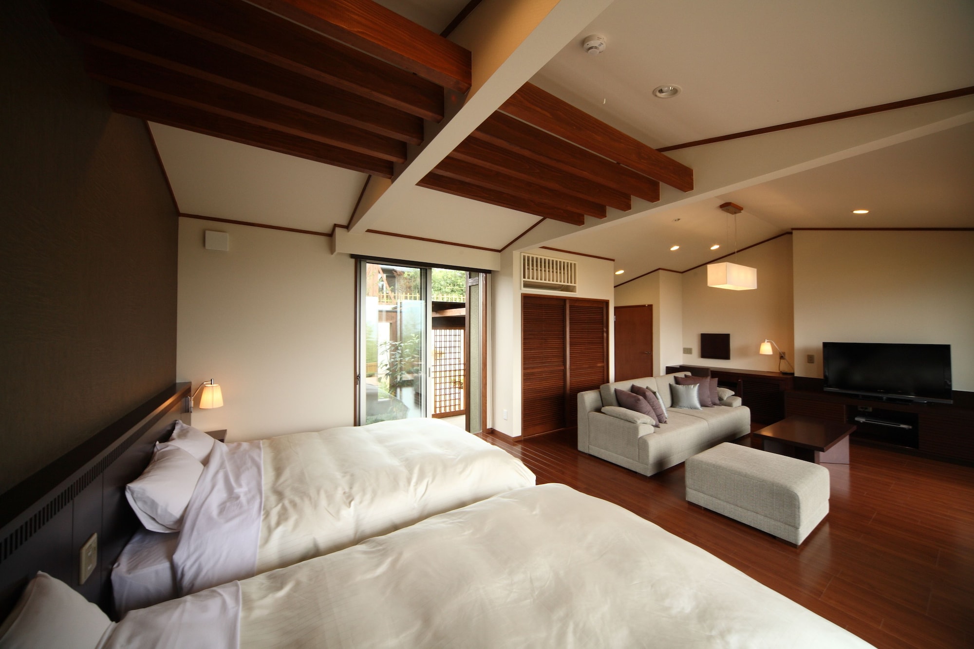 SUPERIOR, 2 DOUBLE BEDS, 2 FUTON BEDS, ADULT ONLY, HOT TUB