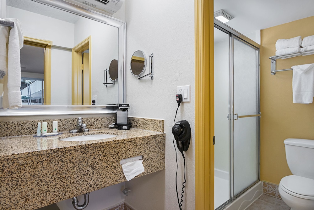 Quality Inn and Suites Airport Cruise Port Hollywood 37/55