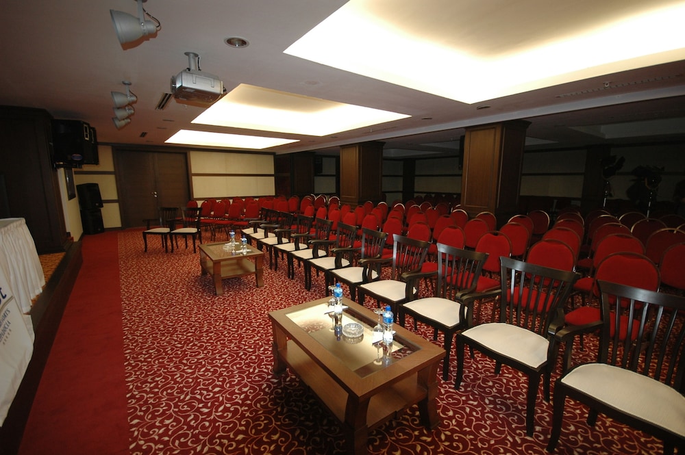Tourist Hotel 42/63