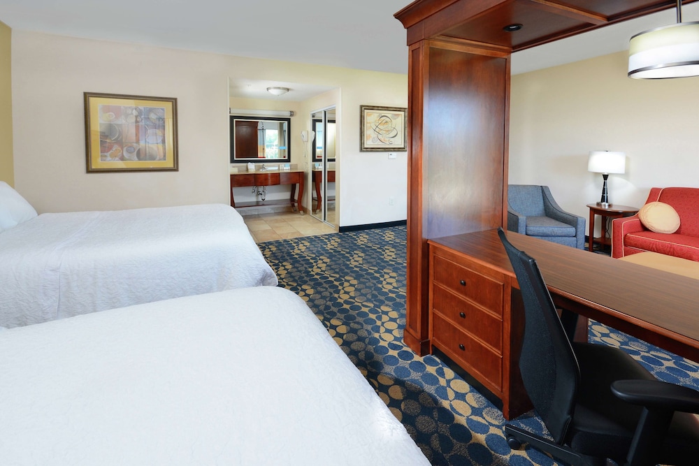 Hampton Inn & Suites Huntersville 19/37