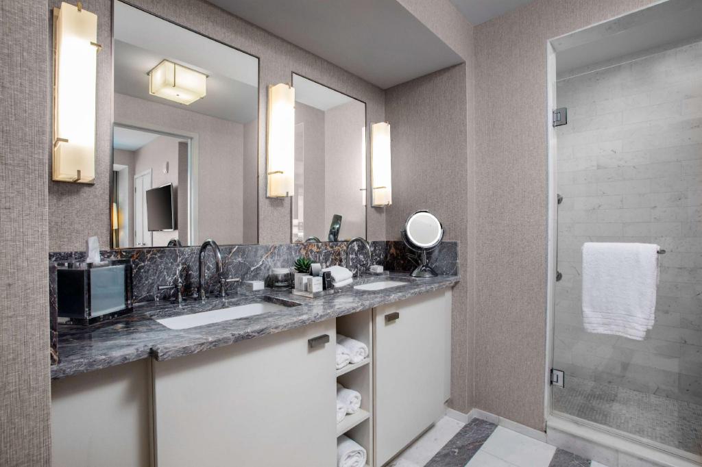 1 Bedroom, Suite, 2 Queen Beds, Pool Side, Sofa، Conrad Fort Lauderdale Beach 5/6