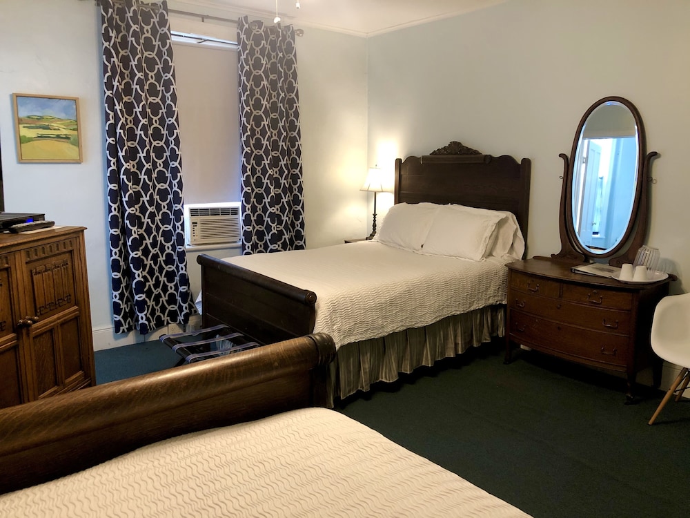 Rogues Harbor Inn 25/50