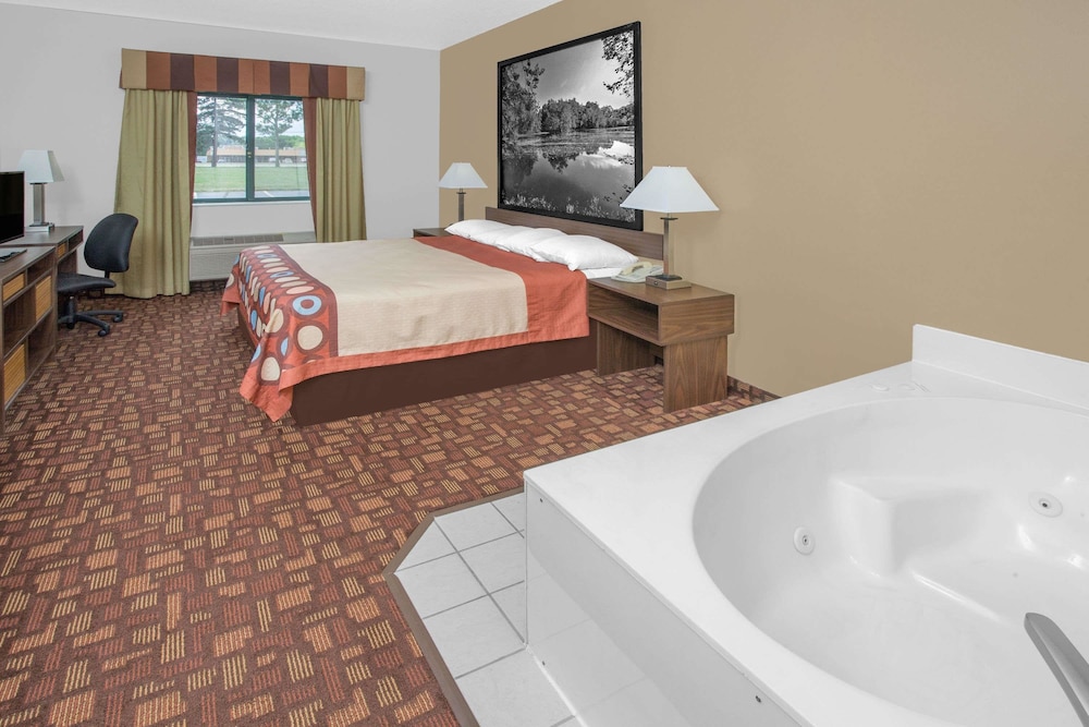 Super 8 By Wyndham Three Rivers 11/20