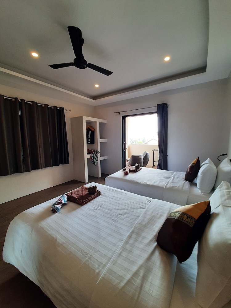 DELUXE, DOUBLE OR TWIN BED