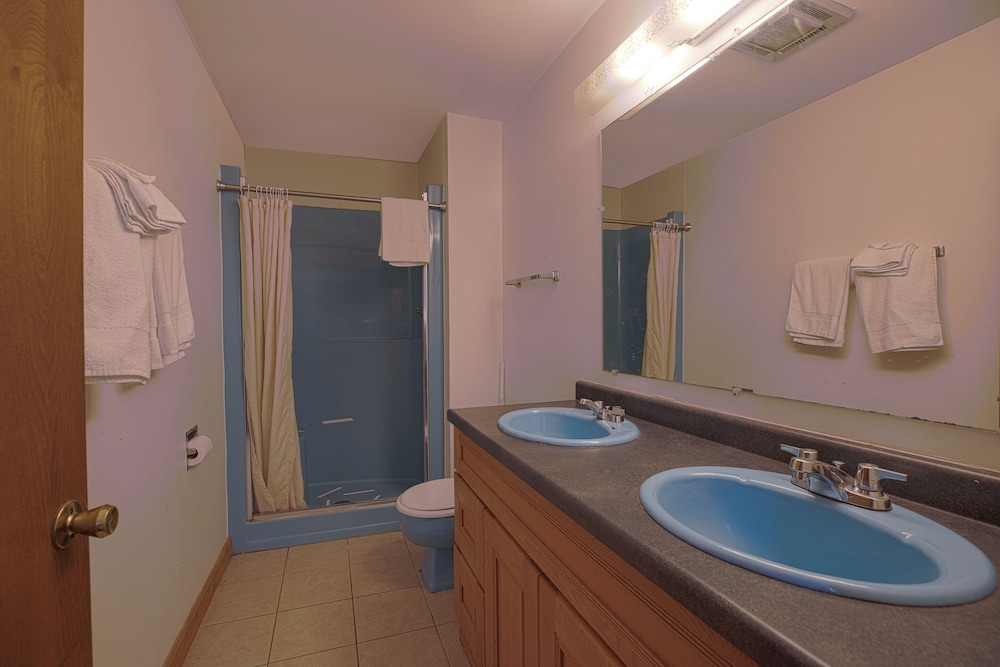 Love Hotels Tomahawk at Lake Mohawksin WI 49/49