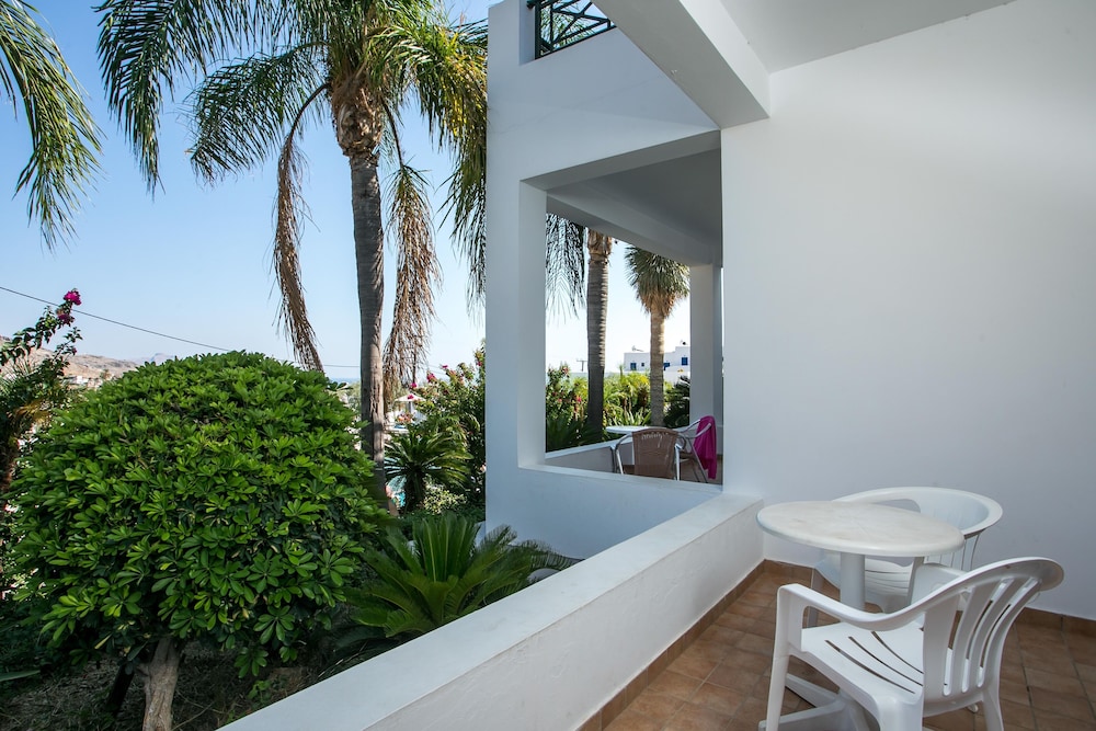 Lambis Studios and Apartments 33/53