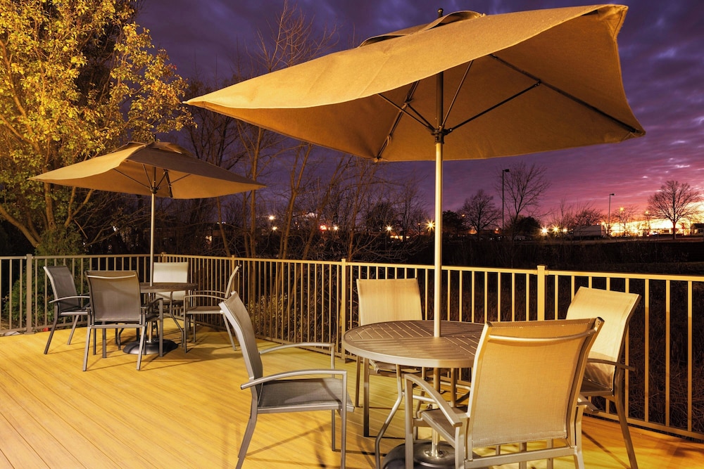 Fairfield Inn & Suites by Marriott Cedar Rapids North 36/52