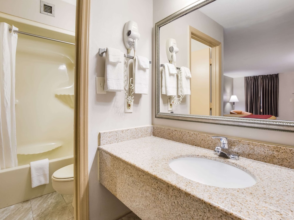 Econo Lodge Hendersonville 18/19