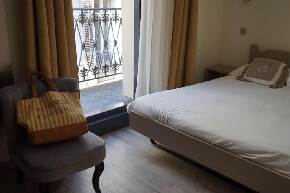 HOTEL DE LA COURONNE 25/70
