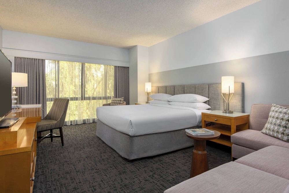 غرفة بسرير كينج، Renaissance Palm Springs 3/6