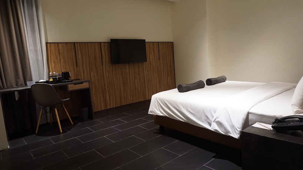Erian Hotel 11/50