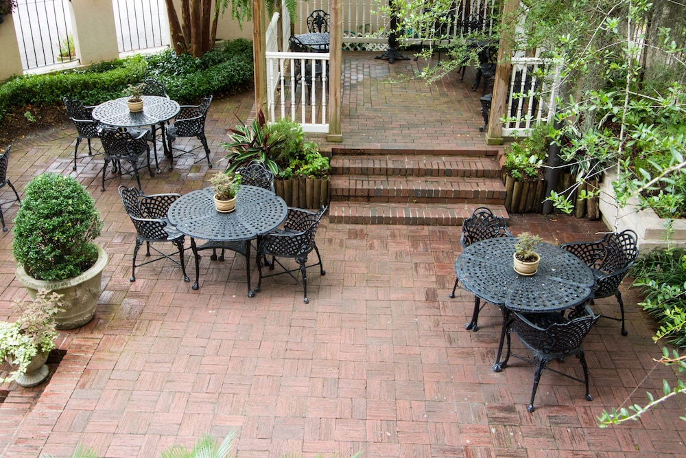The Presidents Quarters Inn 60/76