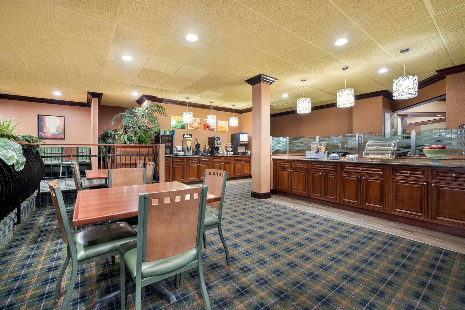Quality Inn & Suites Syracuse Fairgrounds 18/27
