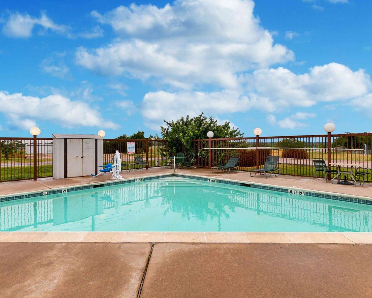 Econo Lodge Hillsboro I-35 30/35