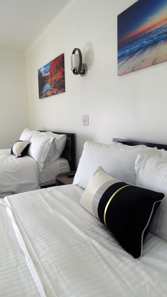 Gatehouse Motel 22/73