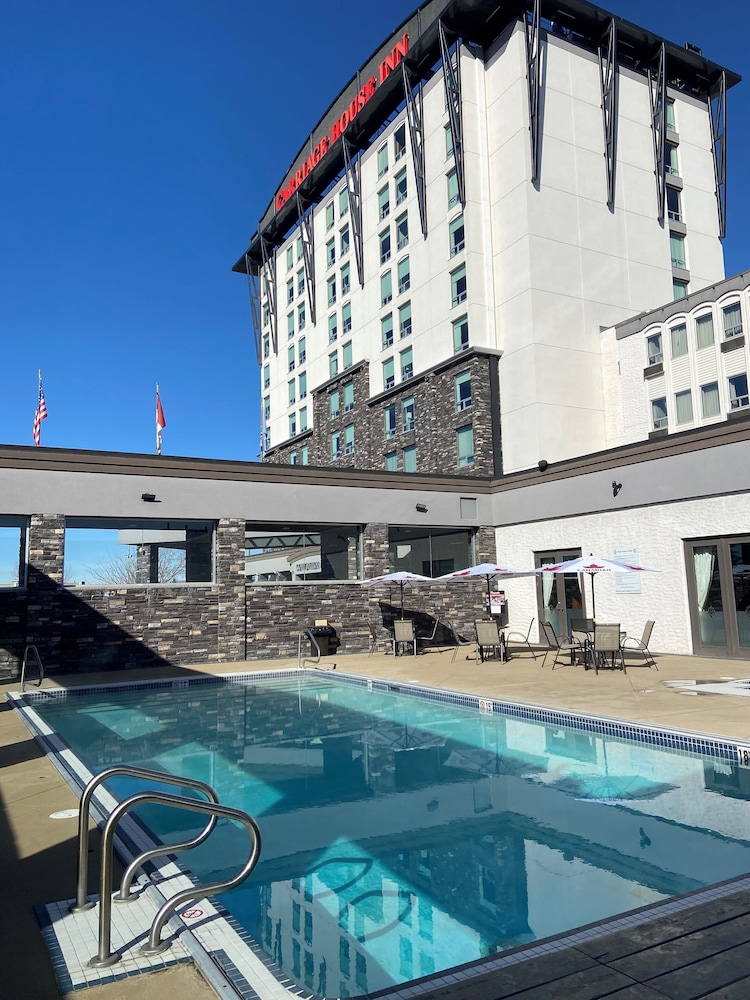 Carriage House Hotel Conference Centre 3/50
